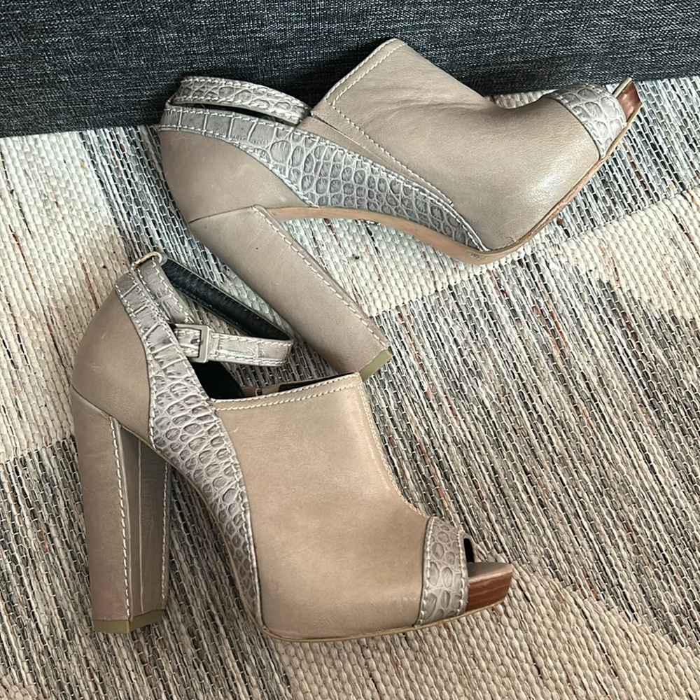Bcbg maxazria peeptoe platform ankle bootie size 8.5 worn 1 time